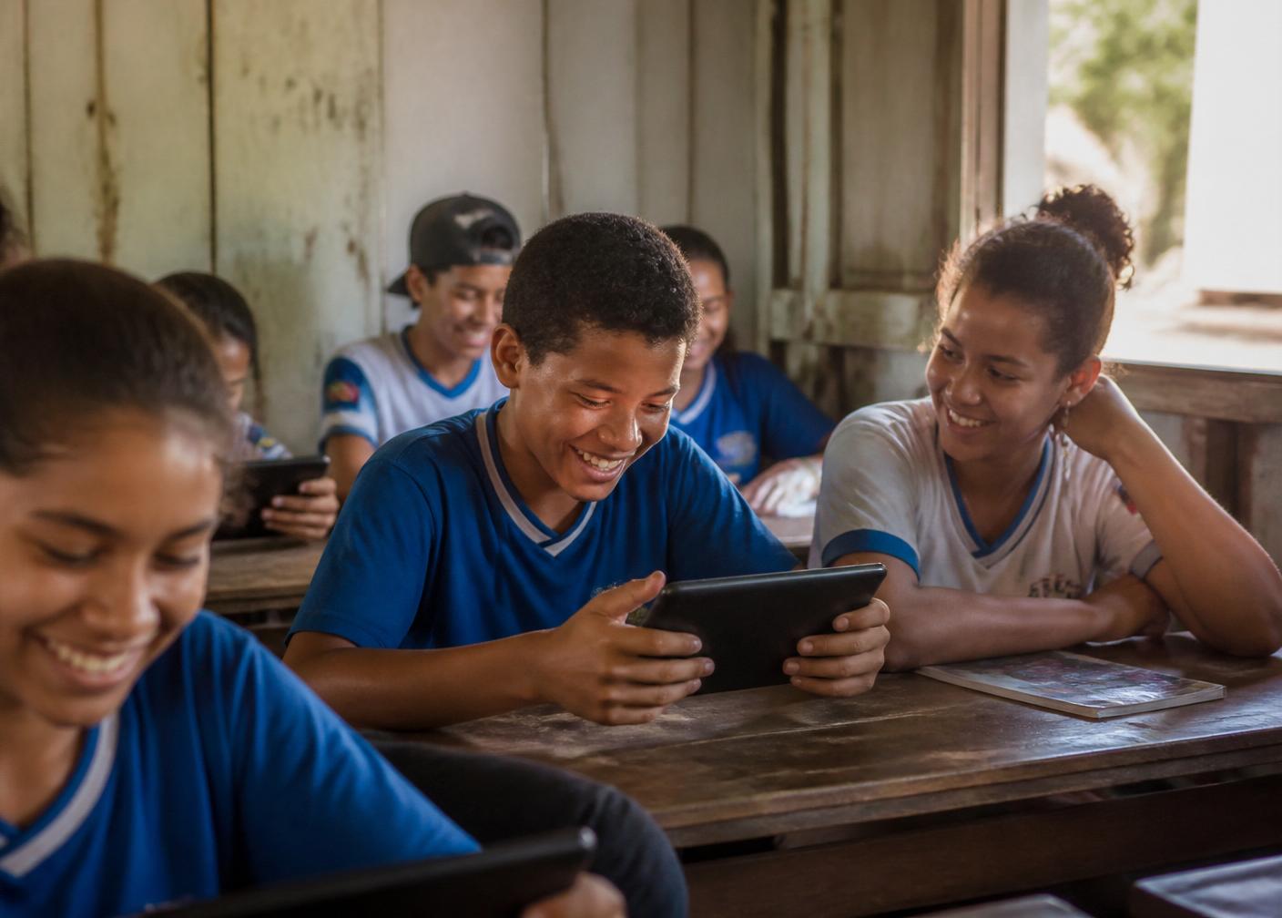 Estudantes de escola rural brasileira usando tablets em sala de aula